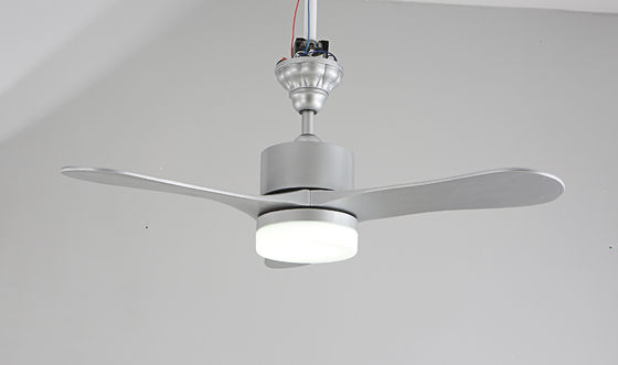42 इंच Dimmable एलईडी सीलिंग फैन सिल्वर कलर रिमोट कंट्रोल सस्पेंडेड माउंटेड